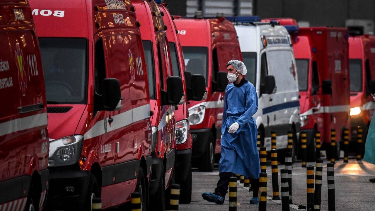 Vor dem Santa Maria Krankenhaus in Lissabon warten Duzende Krankenwagen auf die Aufnahme.  