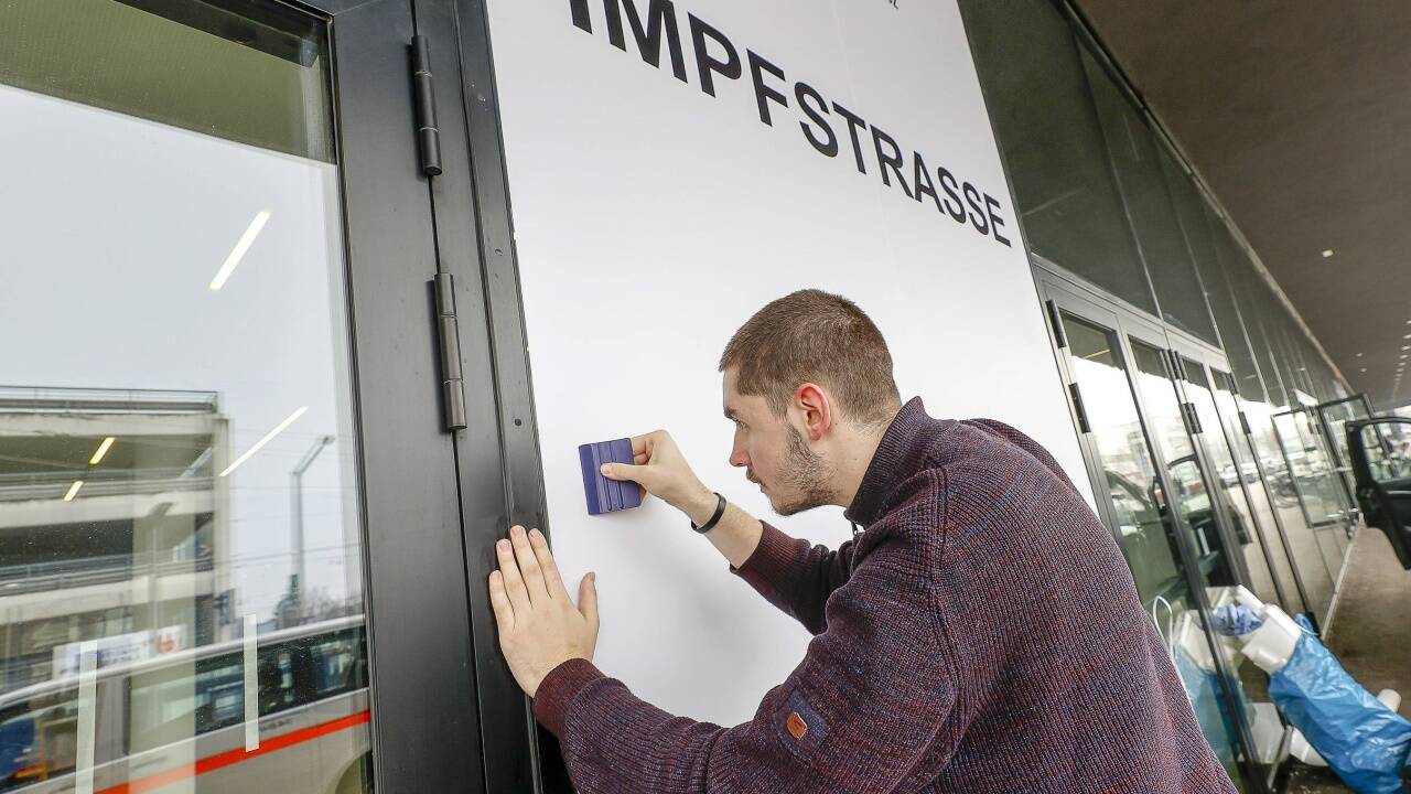 Das Rote Kreuz baute am Montag beim Messezentrum eine Impfstraße auf. 