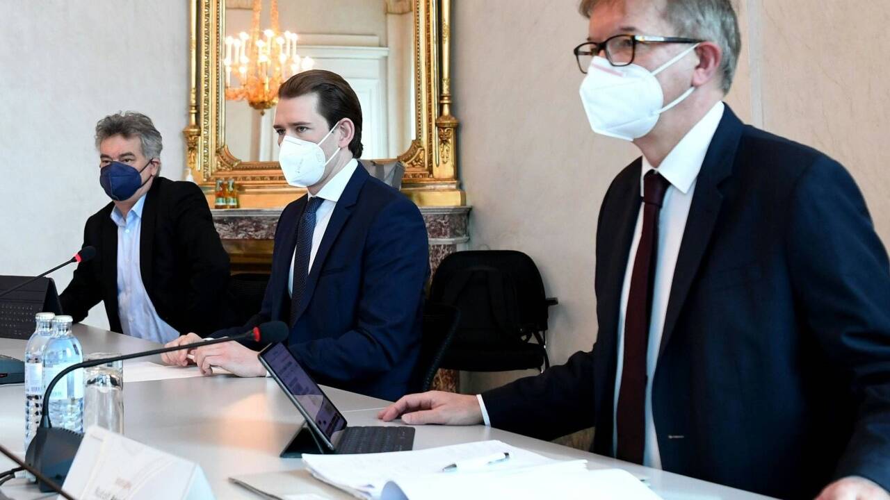 Vizekanzler Werner Kogler, Bundeskanzler Sebastian Kurz und Gesundheitsminister Rudolf Anschober im Gespräch mit den Landeshauptleuten. 