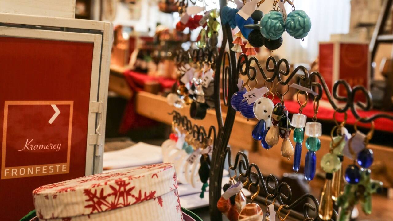 Handgemachten Schmuck – Ketten und Ohrringe –, aber auch Rosenkränze gibt es in der Kramerey. 