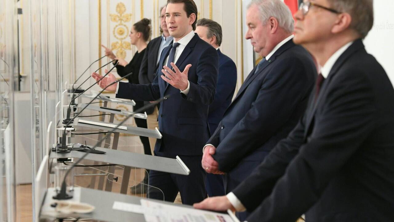 Geballter Männerauftritt (bis auf die Gebärdensprachdolmetscherin) bei der Pressekonferenz am Montagabend in Wien. Geballter Männerauftritt (bis auf die Gebärdensprachdolmetscherin) bei der Pressekonferenz am Montagabend in Wien.