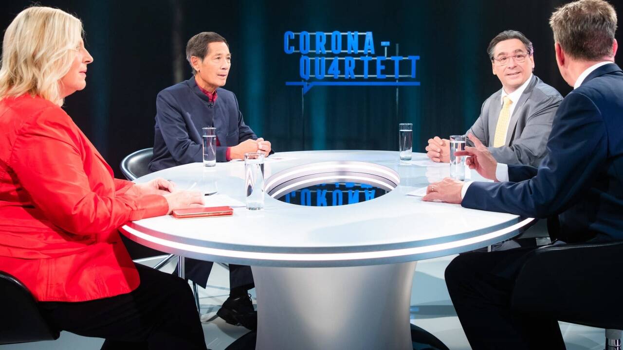 Ein Bild aus Sendung eins: Andrea Kdolsky, Sucharit Bhakdi, Florian Thalhammer und Stefan Homburg bildeten das erste „Corona-Quartett“. 