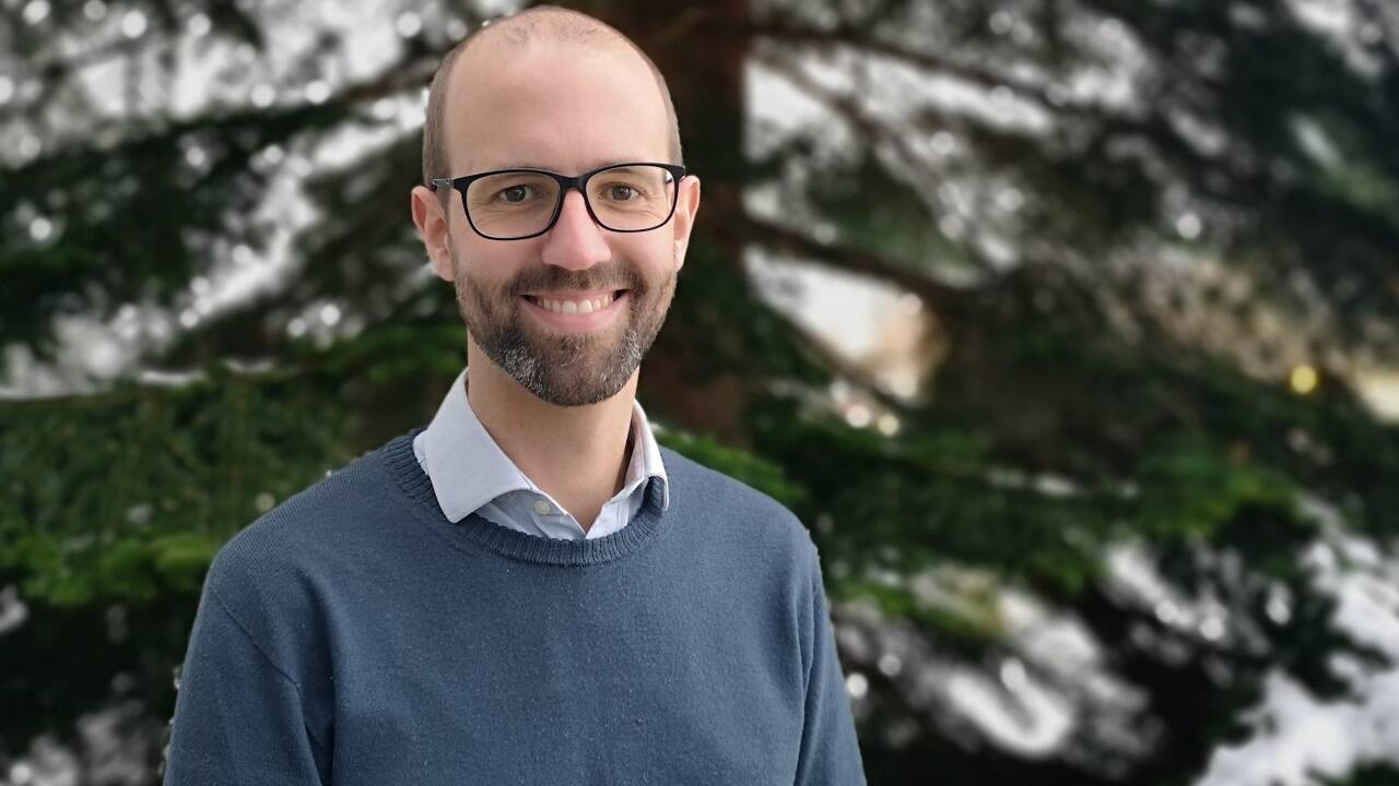 Sozialpsychologe Lukas Thürmer erklärt, warum der Mensch nicht gerne aus der Reihe tanzt. 