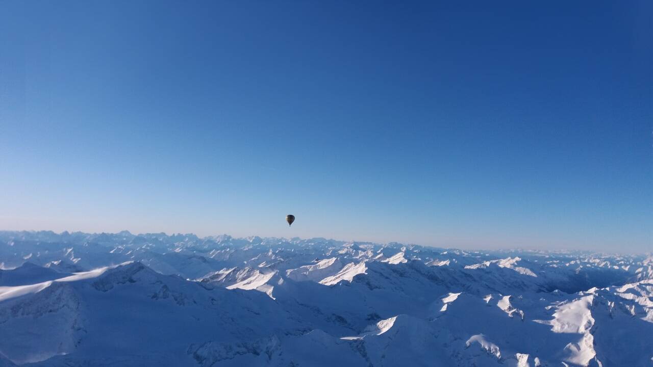Wohin das Auge auch blickt: eine Wüste aus Fels, Eis und Schnee. 