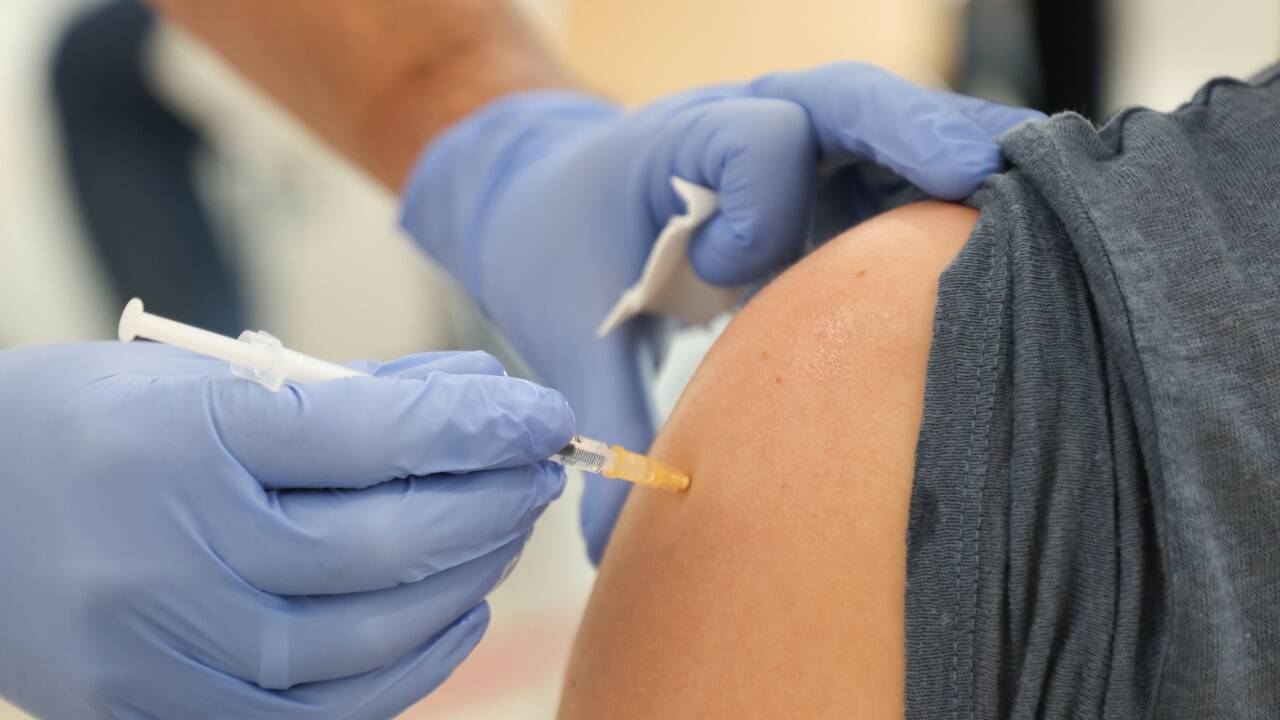 Heimbewohner und Gesundheitspersonal haben Vorrang bei Corona-Impfungen in Österreich. Heimbewohner und Gesundheitspersonal haben Vorrang bei Corona-Impfungen in Österreich.