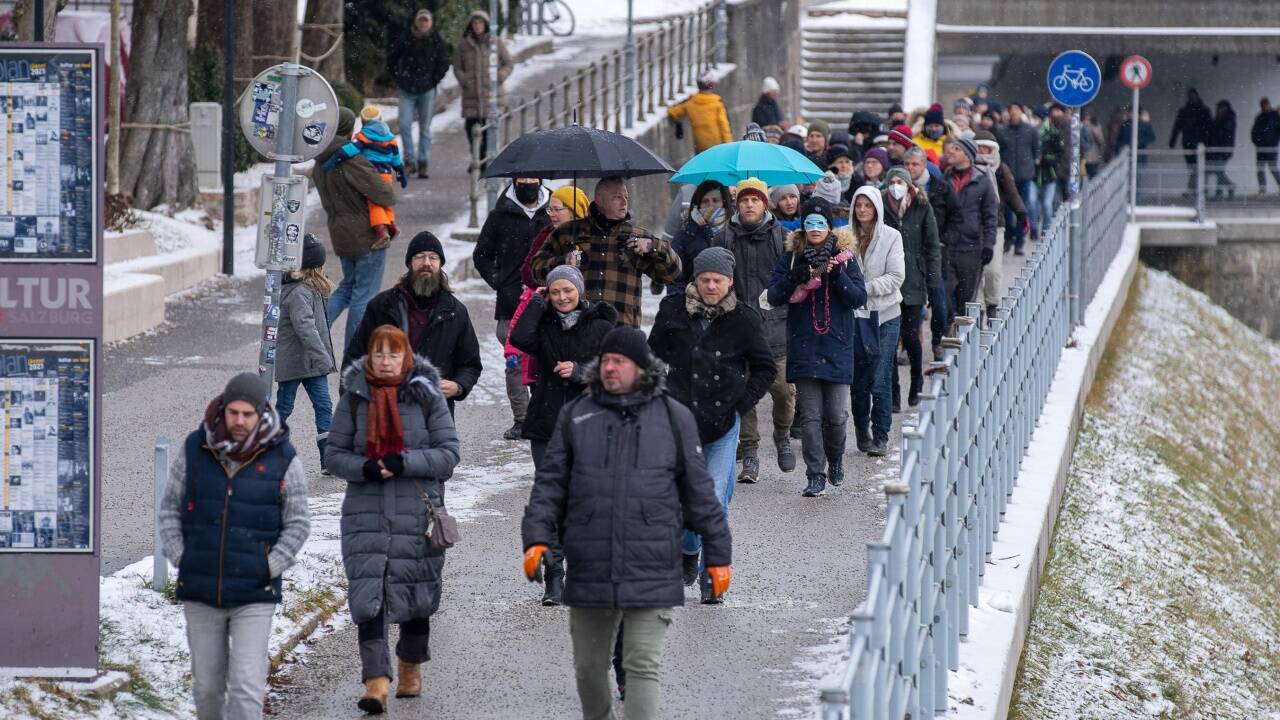 Die „Spaziergänge“ der Corona-Kritiker finden wöchentlich statt. Am Samstag ist eine große Kundgebung am Grenzübergang Saalbrücke mit bis zu 2000 Teilnehmern geplant.  