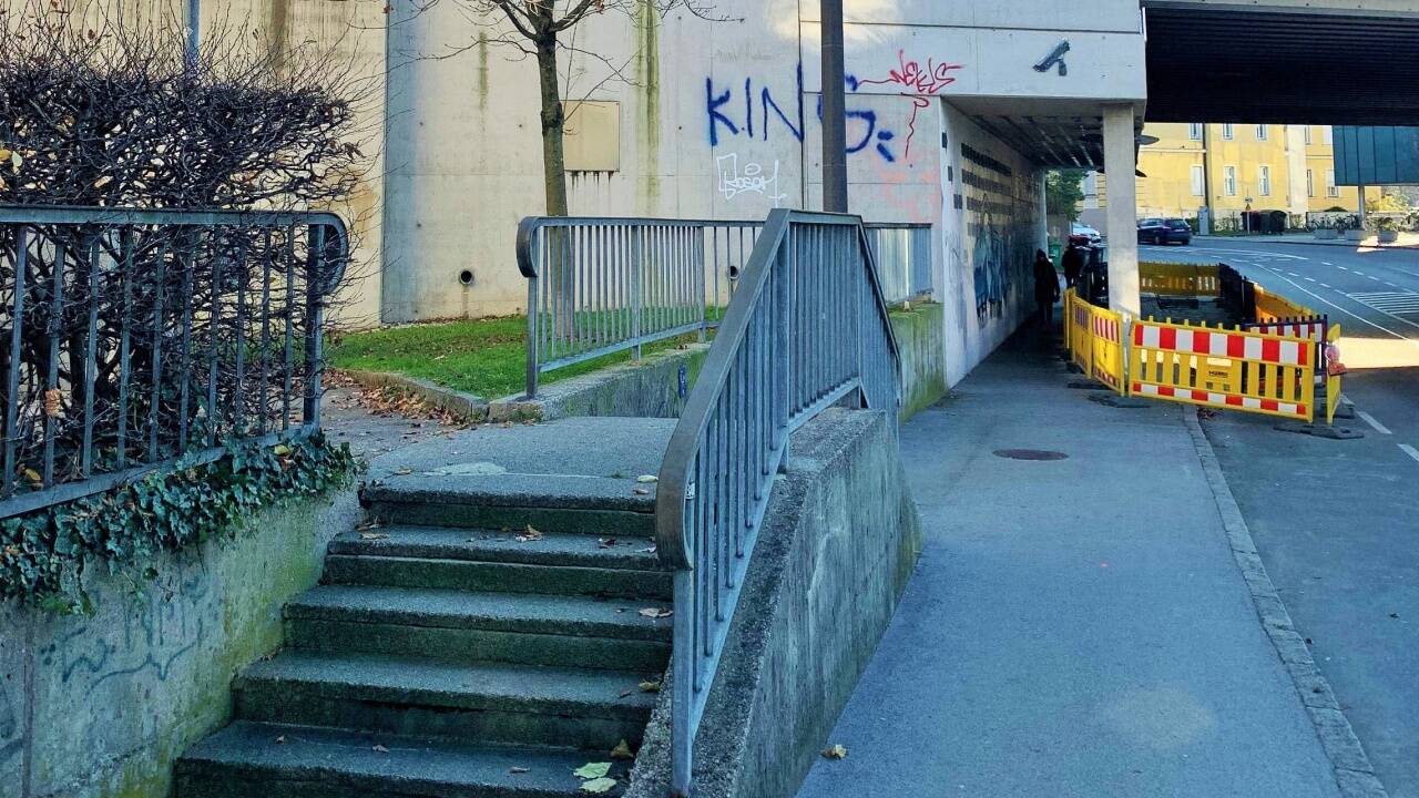 Ein ärgerliches Hindernis zwischen Hauptbahnhof und Salzach: Statt der Treppe kommt eine Rampe.  