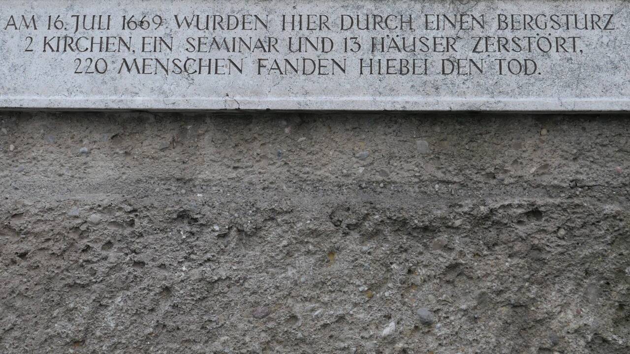 Die Gedenktafel auf der Markuskirche.  