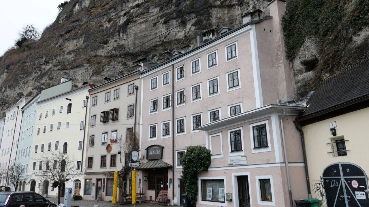 Die Häuser schmiegen sich an den Mönchsbergfelsen.  