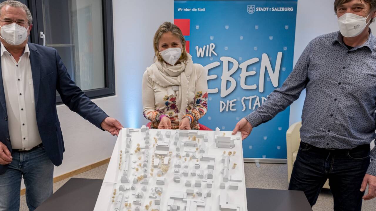 Stephan Gröger, Geschäftsführer der Heimat Österreich, und Vizebürgermeisterin Barbara Unterkofler (ÖVP) und der Jury-Vorsitzende Gunther Koppelhuber präsentierten am Mittwochabend im Rahmen eines Livestreams das Siegerprojekt für das Wohnbauprojekt in der Haunspergstraße 39.  