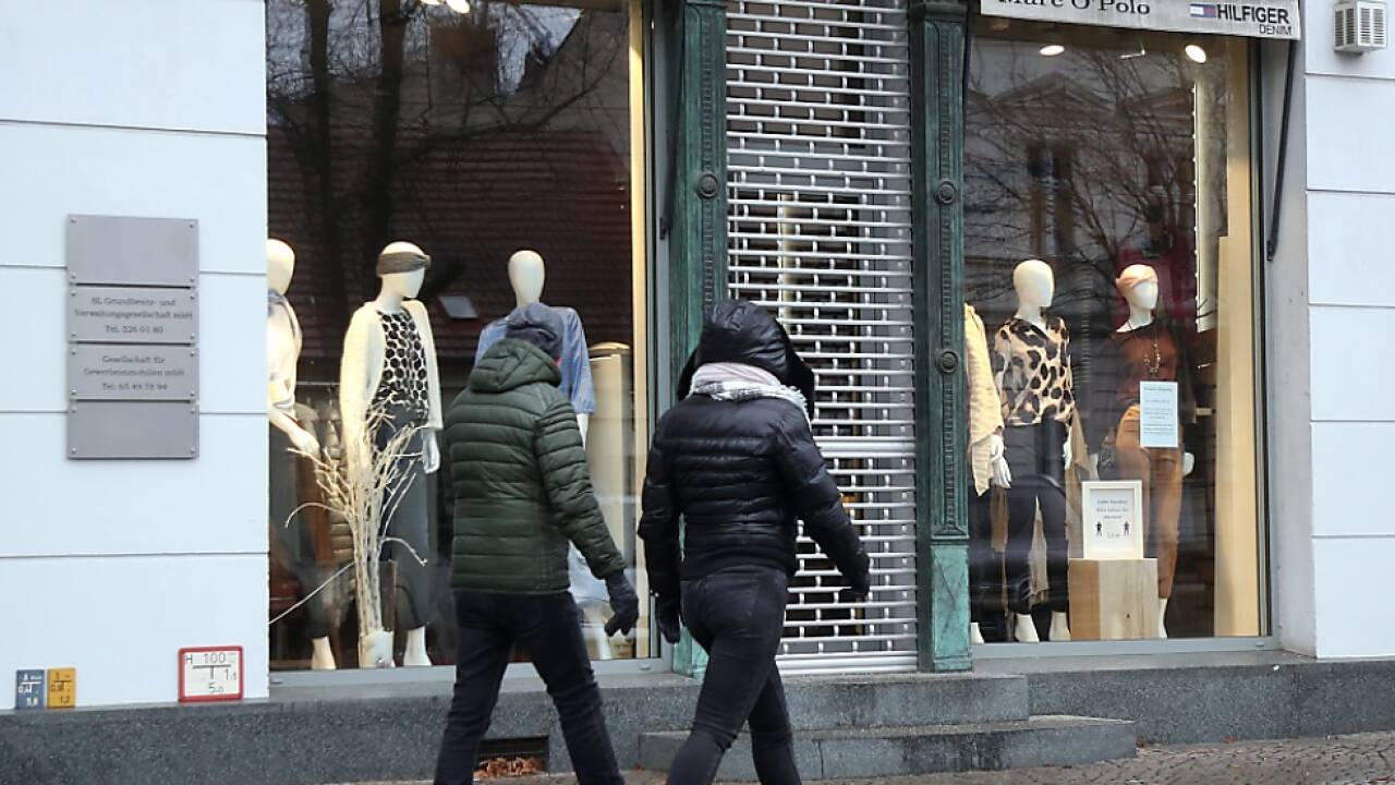 Umsätze mit Bekleidung und Schuhe brachen um mehr als ein Fünftel ein  Umsätze mit Bekleidung und Schuhe brachen um mehr als ein Fünftel ein