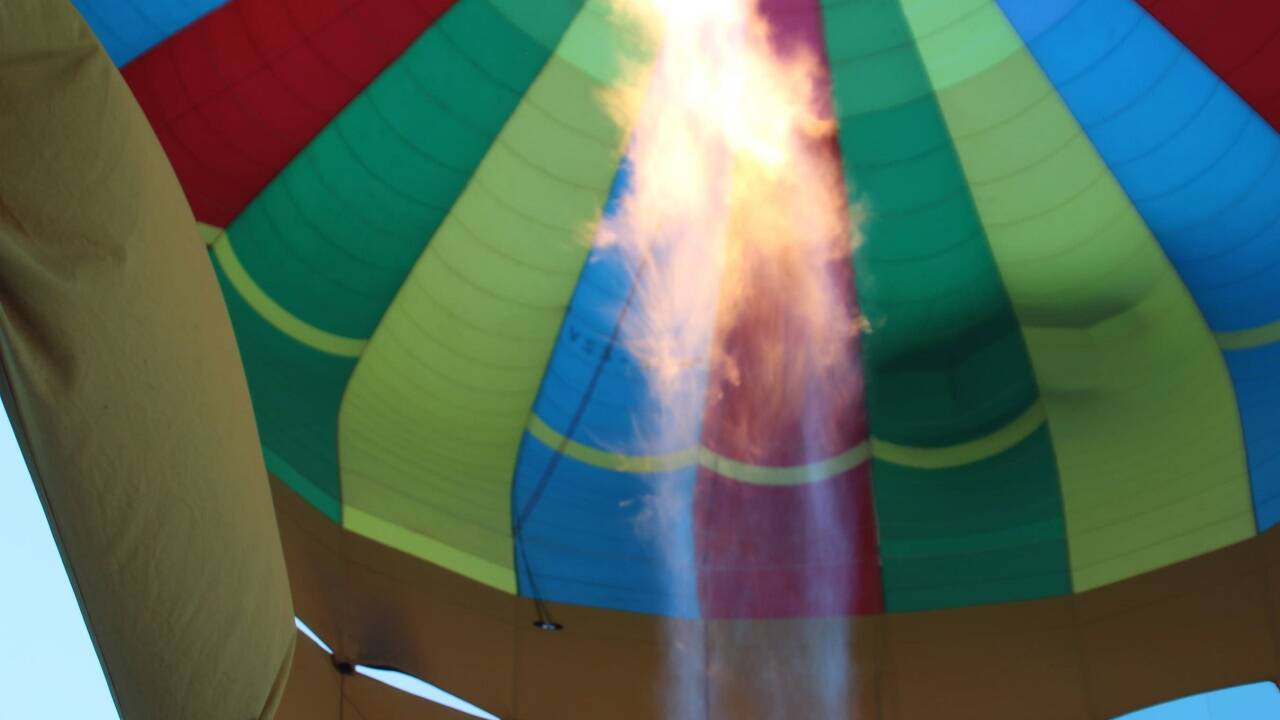 Mit ein paar Feuerstößen geht es der Sonne entgegen. 