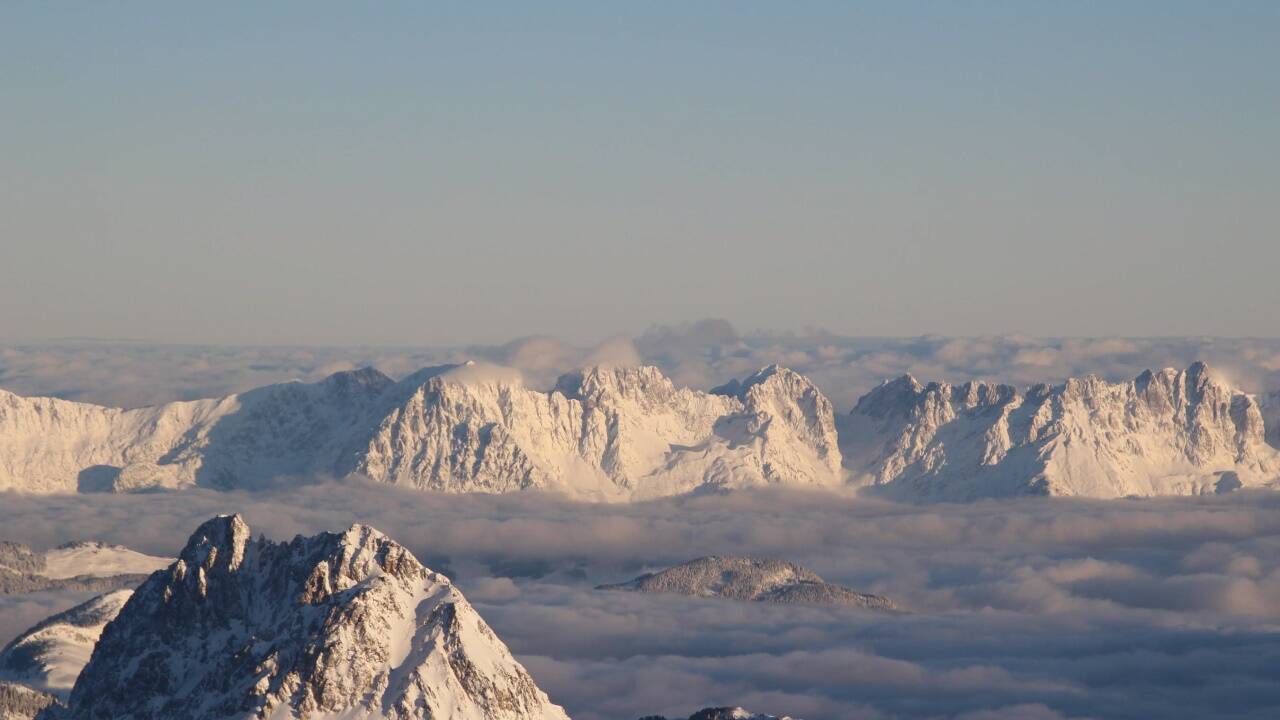 Im unserem Rücken ragt der Wilde Kaiser aus den Wolken. 