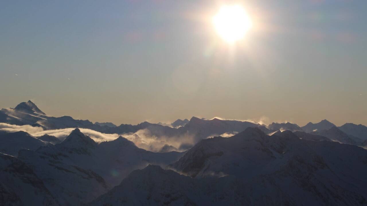 Am Großglockner vorbei geht die Fahrt über den Alpenhauptkamm. 