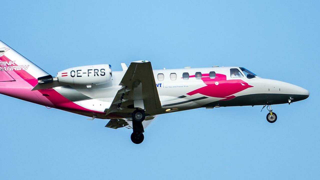 Der Jet bringt die Testproben nach Linz bzw. München. Die Initiative zum Testen in Holland ging von Novogenia aus. Auch die Transportlogistik wurde von Novogenia vorgeschlagen und von einem Partner von Novogenia (Pink Sparrow) abgewickelt.  Der Jet bringt die Testproben nach Linz bzw. München. Die Initiative zum Testen in Holland ging von Novogenia aus. Auch die Transportlogistik wurde von Novogenia vorgeschlagen und von einem Partner von Novogenia (Pink Sparrow) abgewickelt.