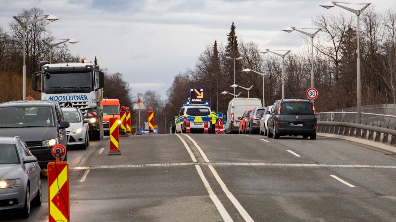 Auf der Saalachbrücke wird ein Lkw aufgebaut, von dem die Redner sprechen sollen. Die Polizei will illegale Grenzübertritte mit Absperrgittern verhindern. Auf der Saalachbrücke wird ein Lkw aufgebaut, von dem die Redner sprechen sollen. Die Polizei will illegale Grenzübertritte mit Absperrgittern verhindern.