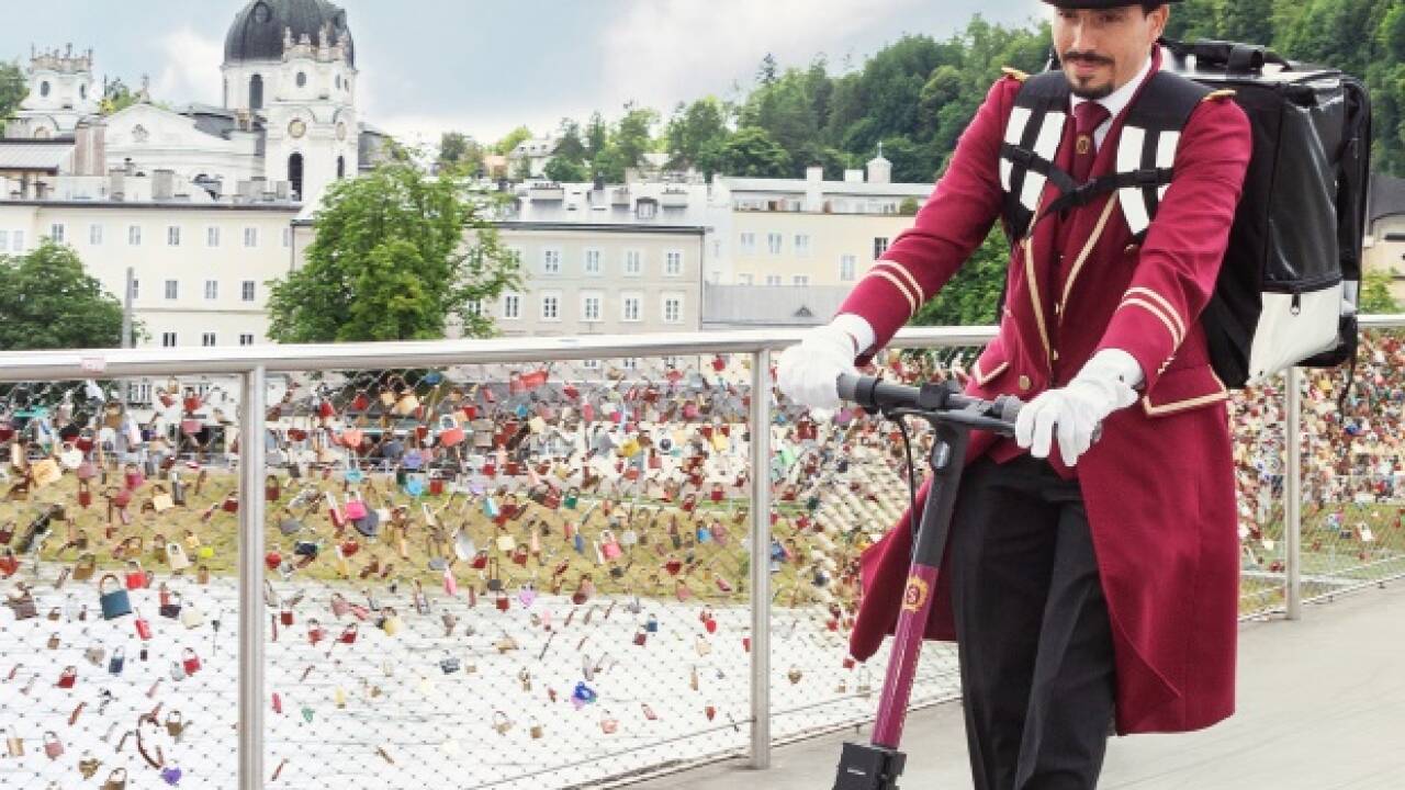 Mitarbeiter liefern Sacher-Torten in Salzburg und in Wien aus.  