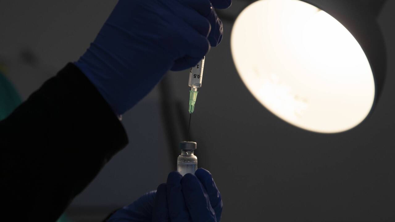 Ein deutscher Laborarzt entwickelte in Eigenregie einen Coronaimpfstoff. Ein deutscher Laborarzt entwickelte in Eigenregie einen Coronaimpfstoff.