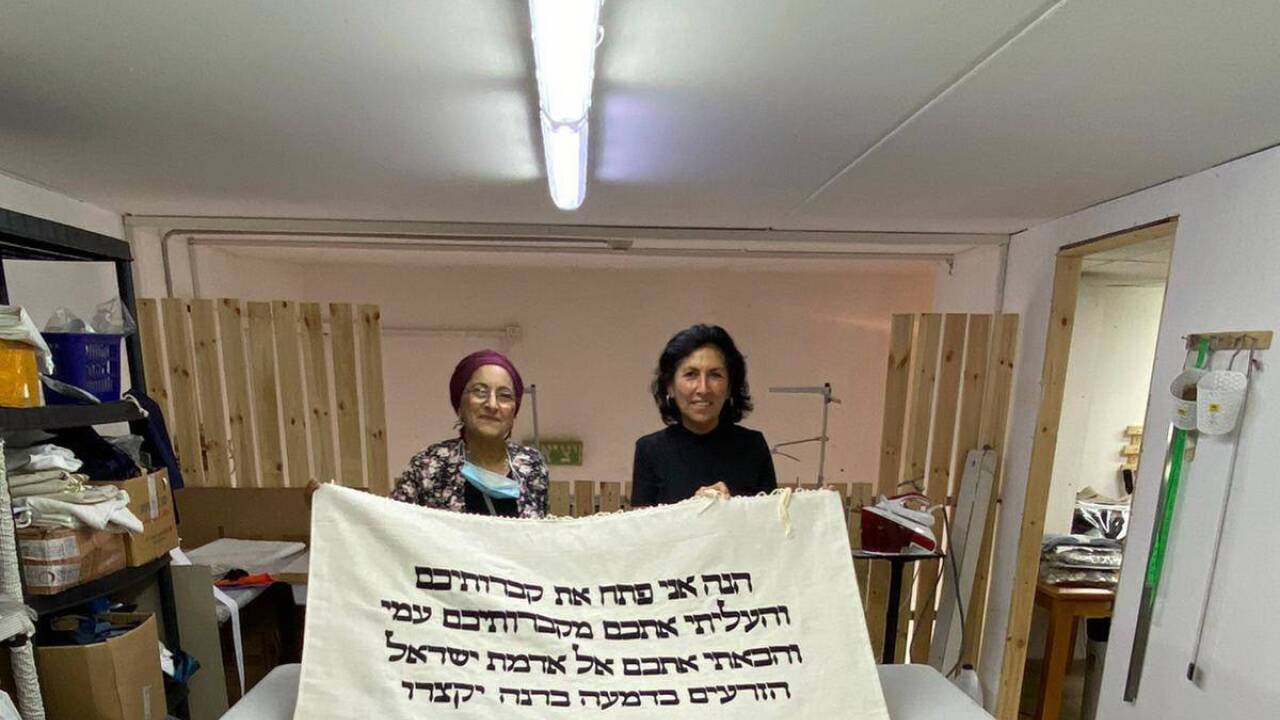 Museumsdirektorin Danielle Spera (rechts) holte die Nachbildung von Herzls Sargtuch in Israel ab. Hier zu sehen mit der Künstlerin Ronit Gur (links). 