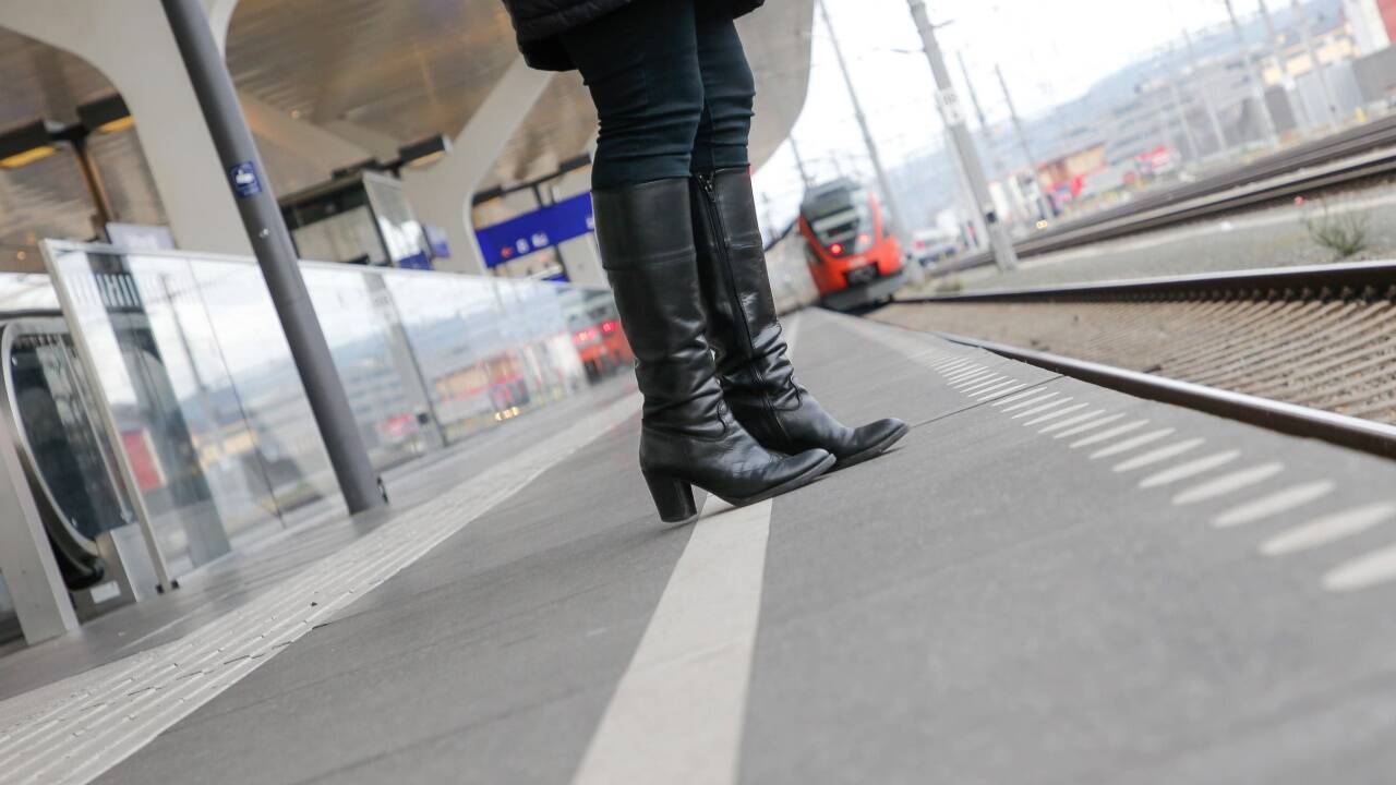 Die Fahrgast-Zahlen sind im Vorjahr dramatisch gesunken. Was die S-Bahn an Verlust einfährt, bleibt am Verkehrsverbund picken. Denn das Land ist „Brutto-Besteller“. 