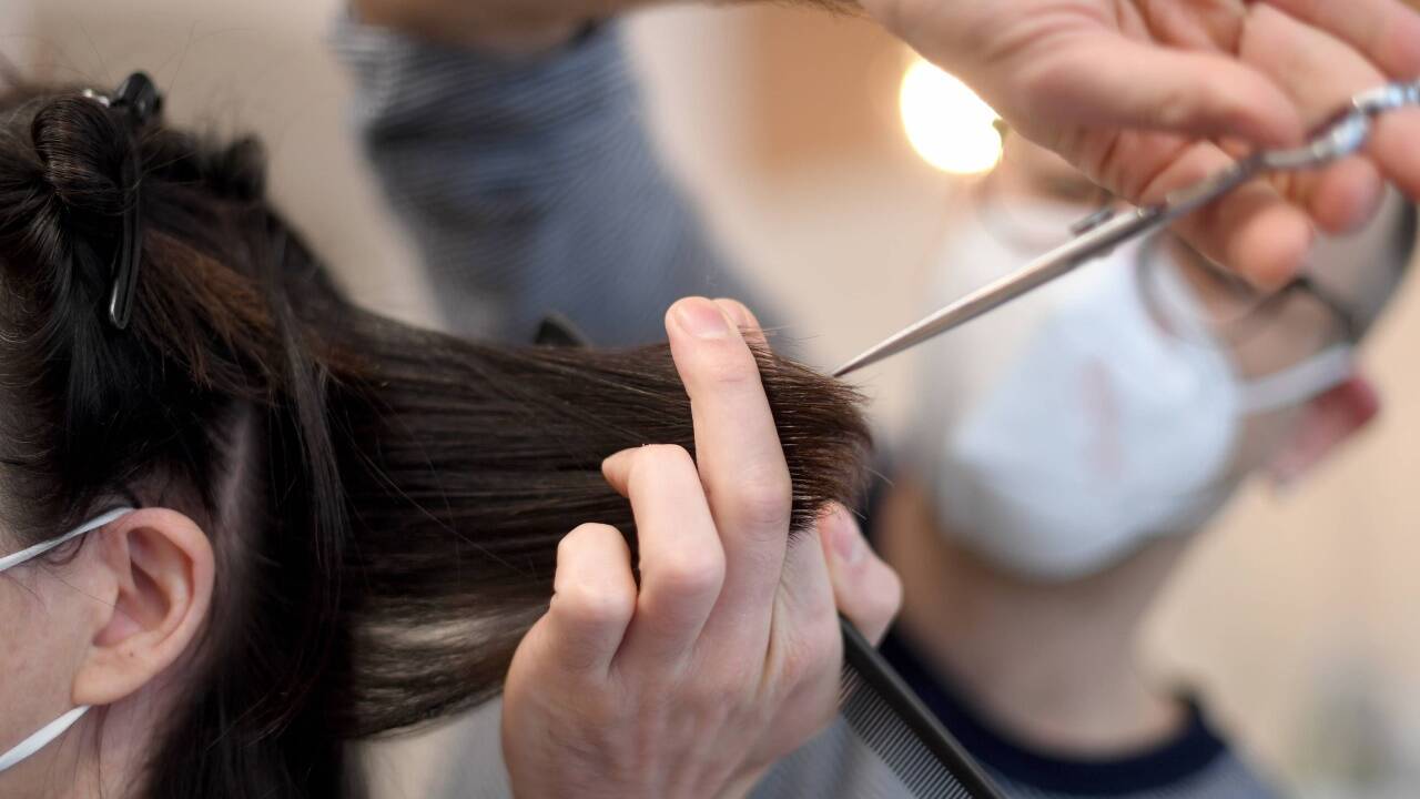 Zum Friseur darf man nur mit negativem Coronatest. 