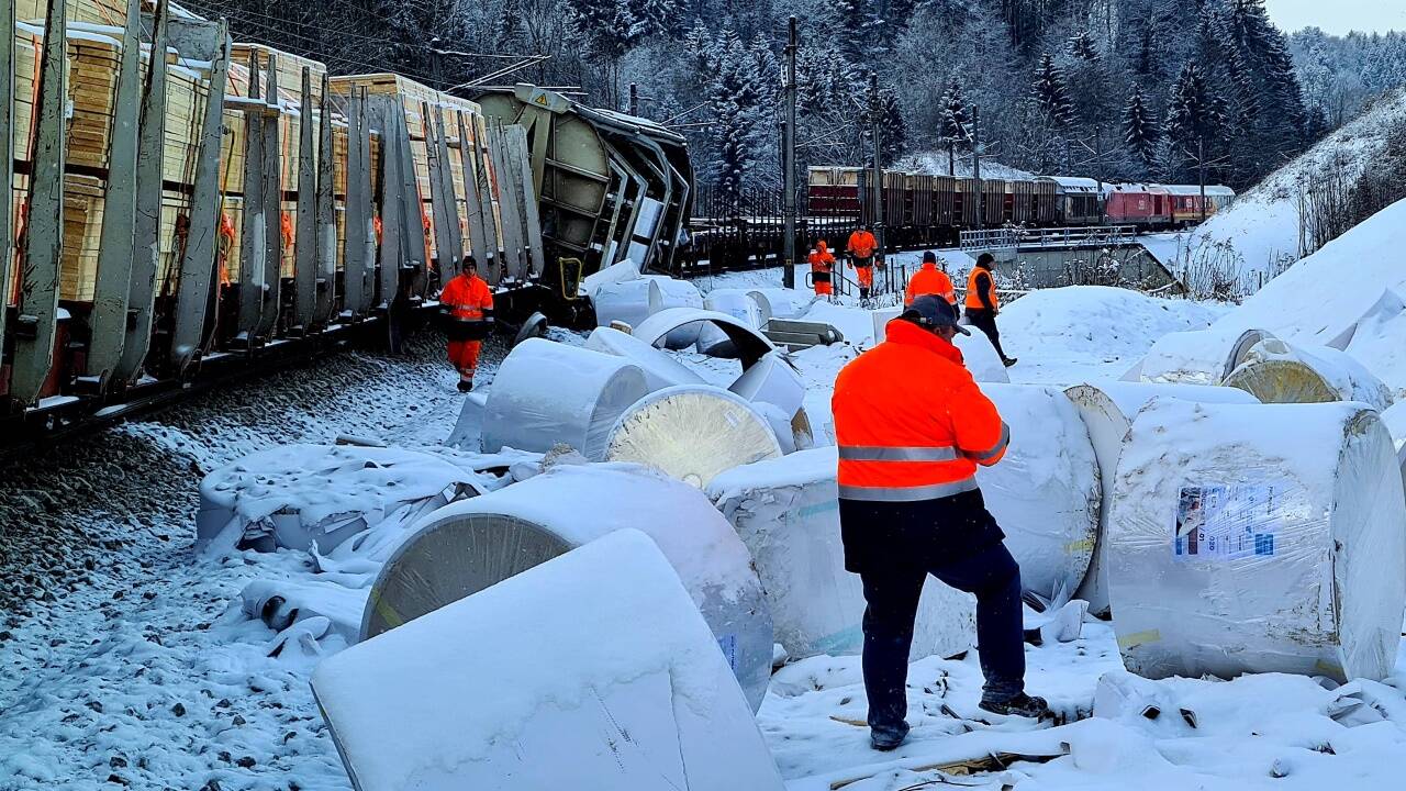 Der Güterzug ist am späten Mittwochabend entgleist.  Der Güterzug ist am späten Mittwochabend entgleist.