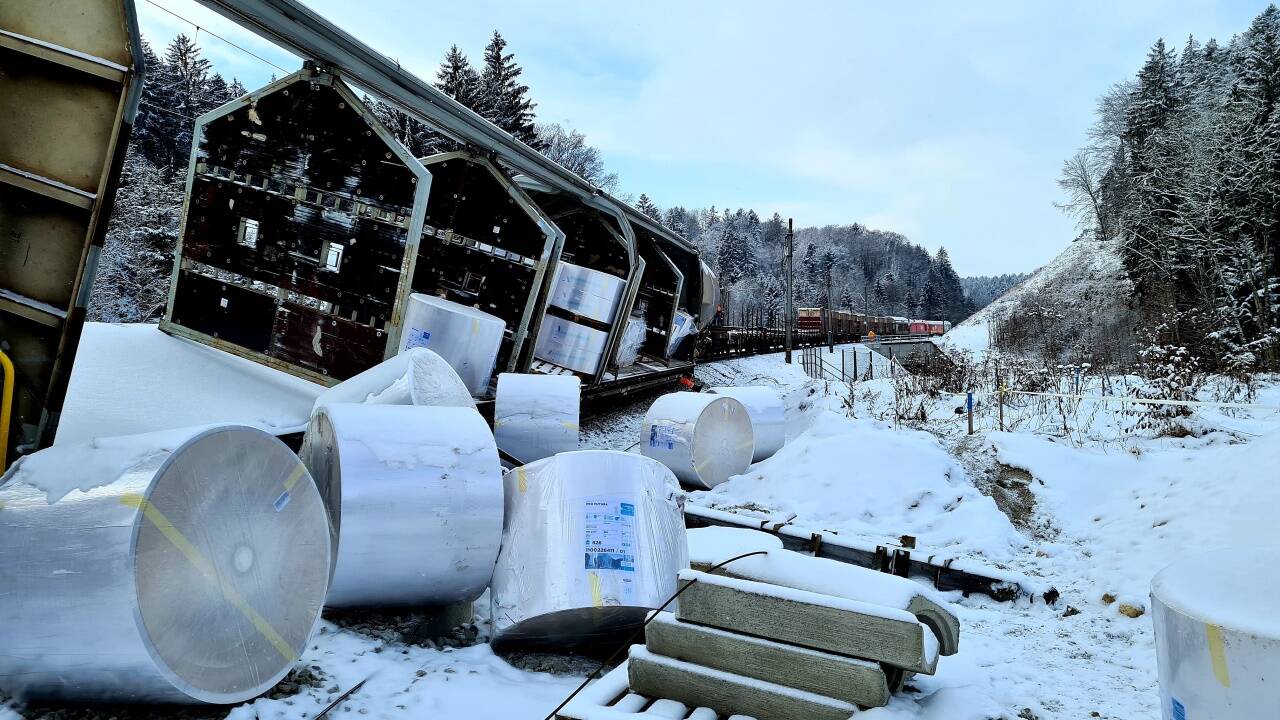 Der Güterzug ist am späten Mittwochabend entgleist.  Der Güterzug ist am späten Mittwochabend entgleist.