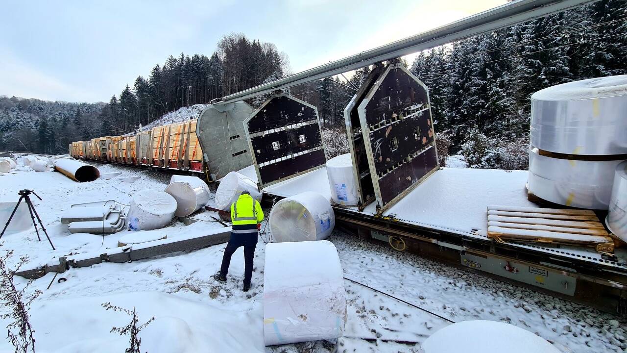 Der Güterzug ist am späten Mittwochabend entgleist.  Der Güterzug ist am späten Mittwochabend entgleist.