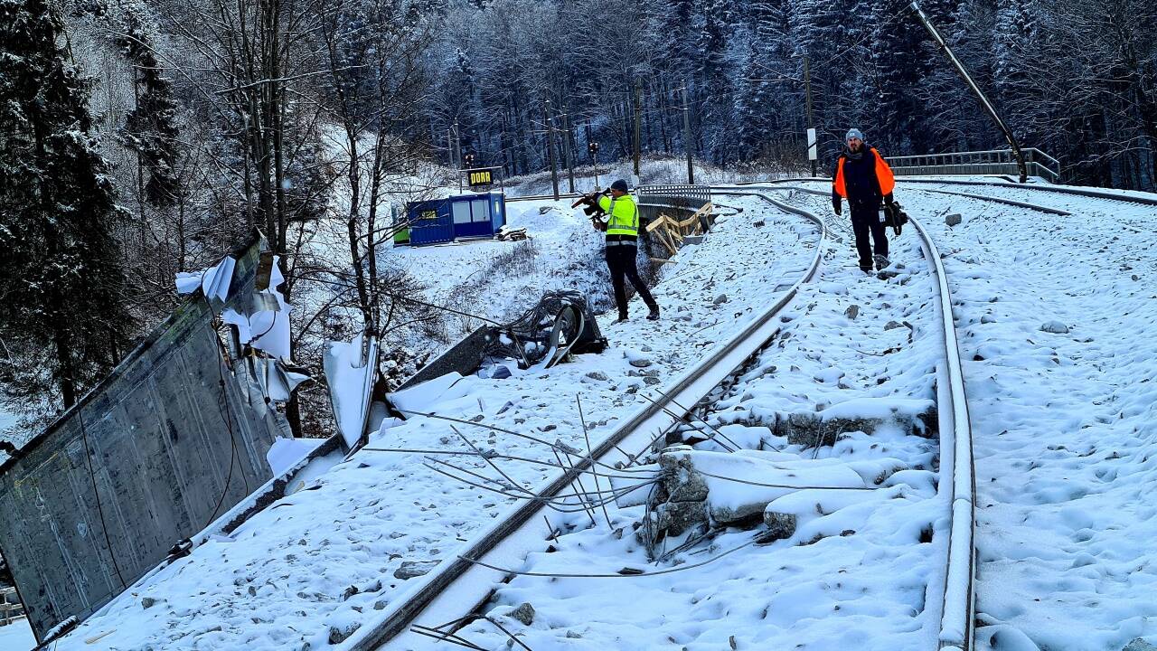 Der Güterzug ist am späten Mittwochabend entgleist.  Der Güterzug ist am späten Mittwochabend entgleist.