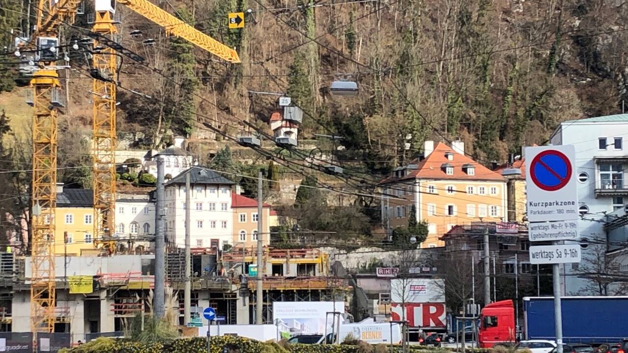 Blick von der Nonntaler Brücke in der Stadt Salzburg auf die Arenbergstraße. Blick von der Nonntaler Brücke in der Stadt Salzburg auf die Arenbergstraße.