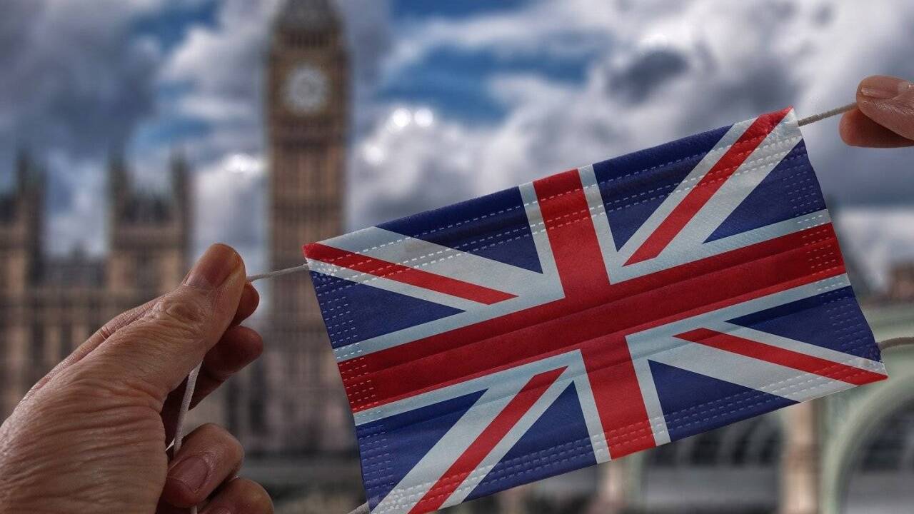 Ein Paar führt seit eineinhalb Jahren eine Fernbeziehung - sie ist in London, er in München. Ihre Familien leben in Salzburg und Südtirol. 