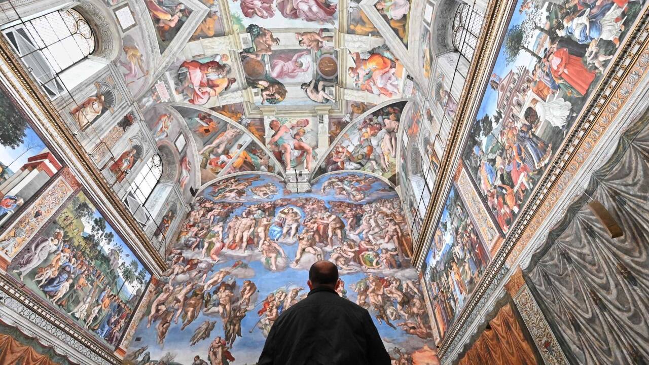 Ein Besucher in der Sixtinischen Kapelle in Rom am 1. Februar 2021. 