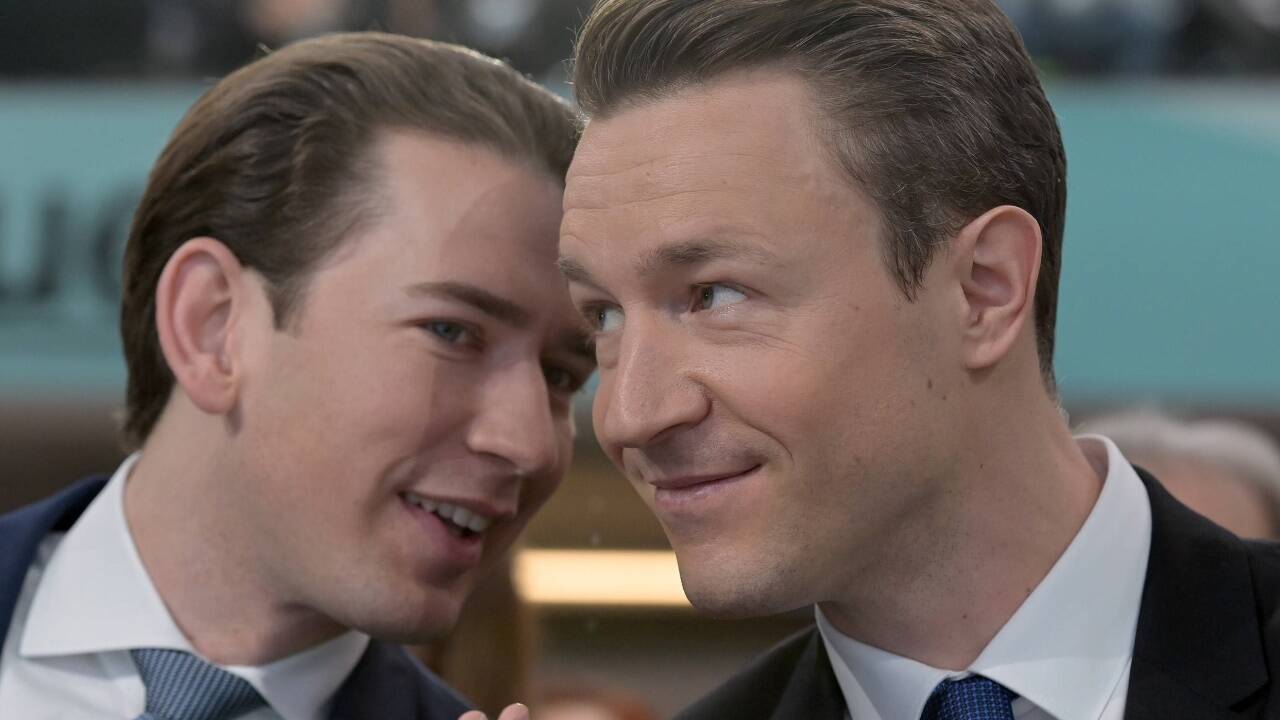 Die Schwierigkeiten, in denen Gernot Blümel steckt, lassen auch Bundeskanzler Sebastian Kurz nicht unberührt. Dieses Foto zeigt die beiden Politiker im Rahmen des 36. Bundesparteitages der ÖVP am Samstag, 29. Februar 2020 in Wien.  
