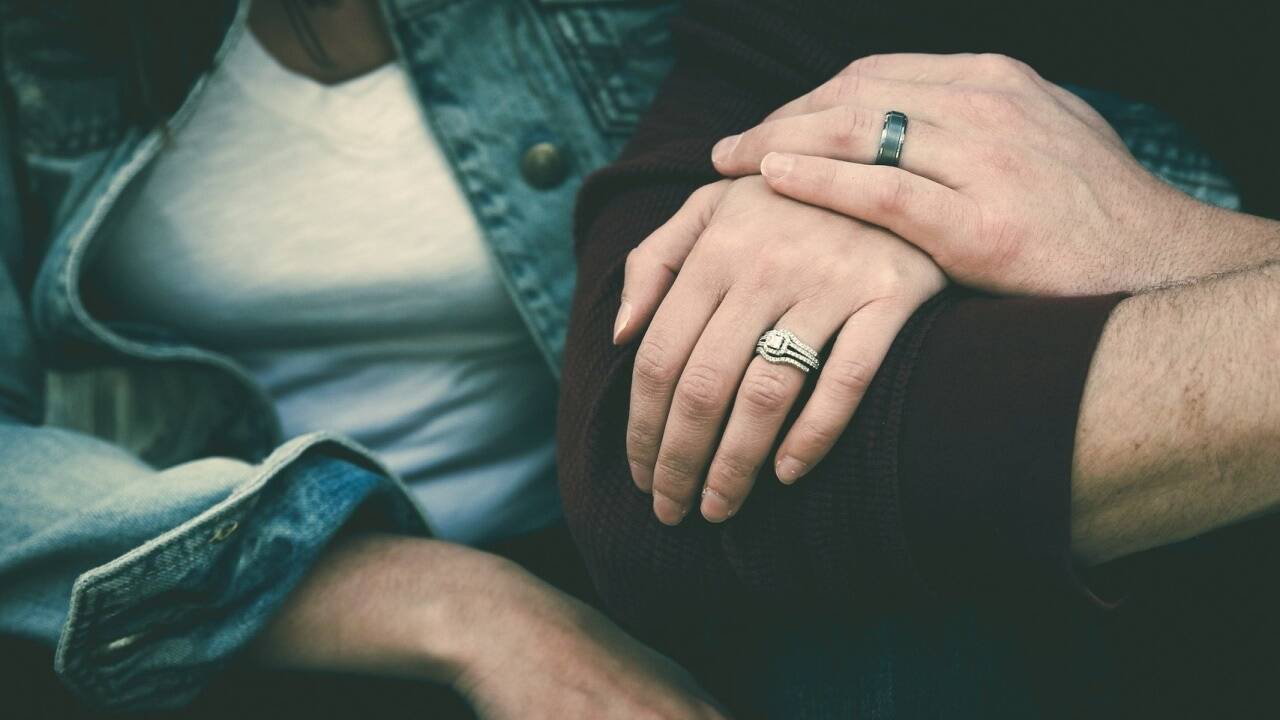 Liebe und Dating im Lockdown: Sich kennenlernen per Videochat? „Das ist zwar eine Möglichkeit, funktioniert aber bei den wenigsten“, sagt Coach Sabine Weiss. Sie rät zu persönlichen Treffen, wie einem gemeinsamen Spaziergang. Liebe und Dating im Lockdown: Sich kennenlernen per Videochat? „Das ist zwar eine Möglichkeit, funktioniert aber bei den wenigsten“, sagt Coach Sabine Weiss. Sie rät zu persönlichen Treffen, wie einem gemeinsamen Spaziergang.
