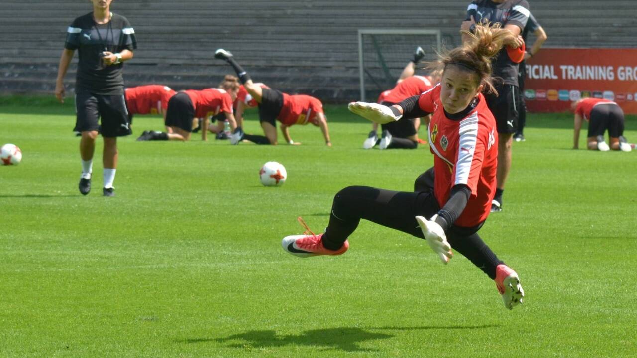 Größinger 2017 im Training des österreichischen Teams bei der EM-Endrunde. Im Hintergrund: die heutige Teamchefin Irene Fuhrmann.  