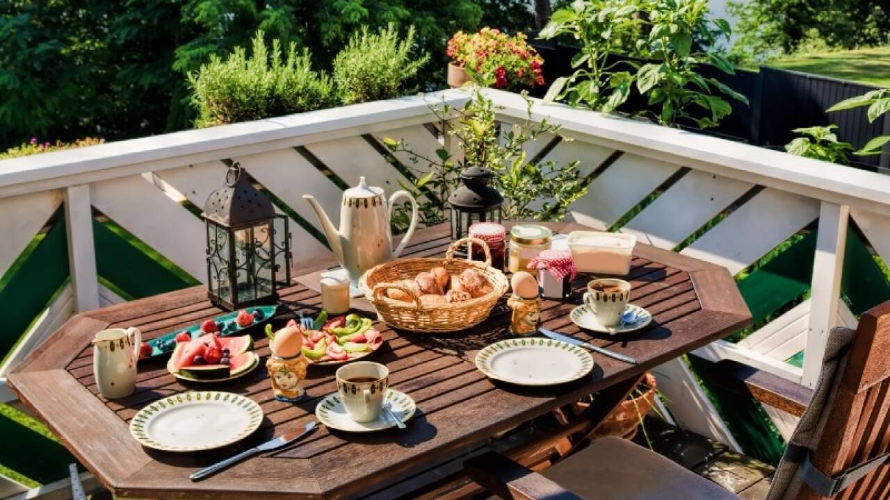 Mit der richtigen Einrichtung wird ein Balkon zum perfekten Ort für gemütliche Sonntagsbrunches. 