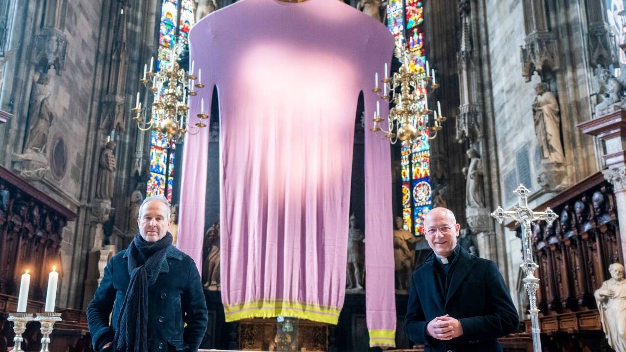 Künstler Erwin Wurm (L) und Dompfarrer Toni Faber vor dem Fastentuch. 