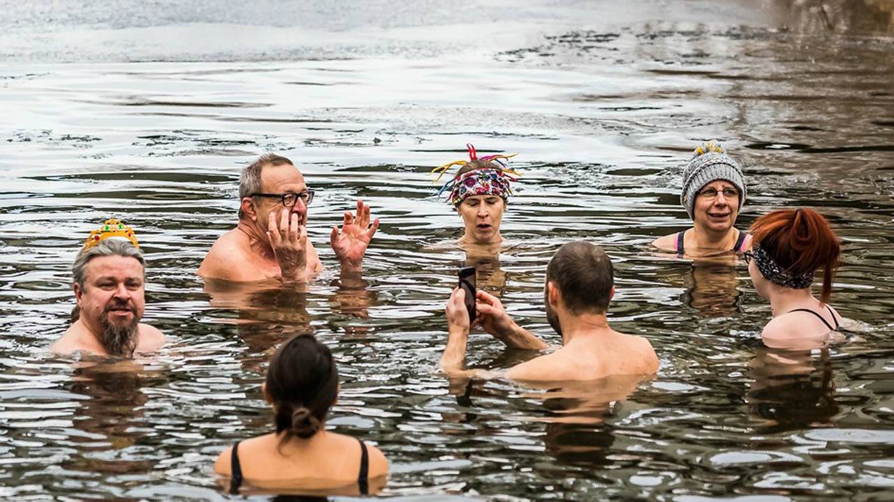 Das Bild zeigt das fröhliche Kaltbade-Trüppchen bei seinen Exerzitien. 