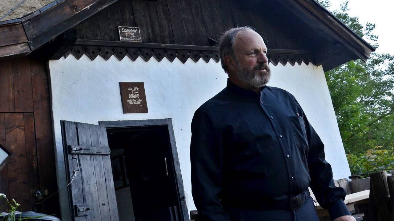 Matthias Gschwandtner, der 34. Einsiedler, vor seiner Klause. 