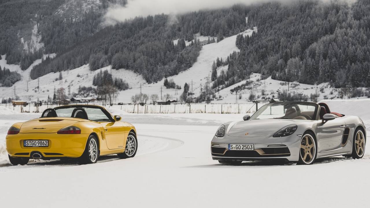 Der ewig junge (und schnelle) Porsche-Botschafter Walter Röhrl (oben links), der Dakar-Porsche 959 in Action im Schnee (oben rechts) und zwei Generationen Boxster. 