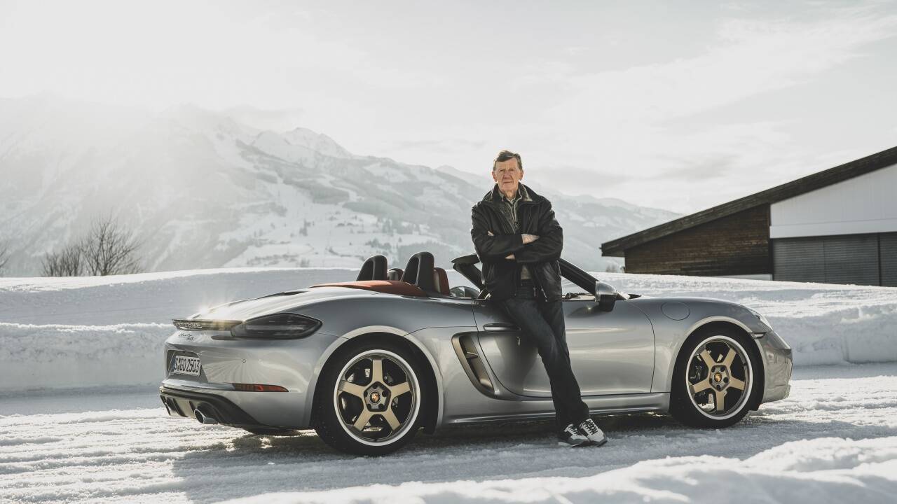 Der ewig junge (und schnelle) Porsche-Botschafter Walter Röhrl (oben links), der Dakar-Porsche 959 in Action im Schnee (oben rechts) und zwei Generationen Boxster. 