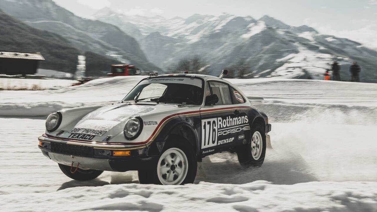 Der ewig junge (und schnelle) Porsche-Botschafter Walter Röhrl (oben links), der Dakar-Porsche 959 in Action im Schnee (oben rechts) und zwei Generationen Boxster. 