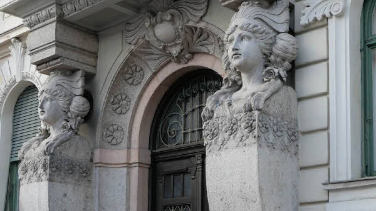 Zwei Frauenbüsten zieren das Portal eines Ceconi-Hauses im Salzburger Andräviertel.  