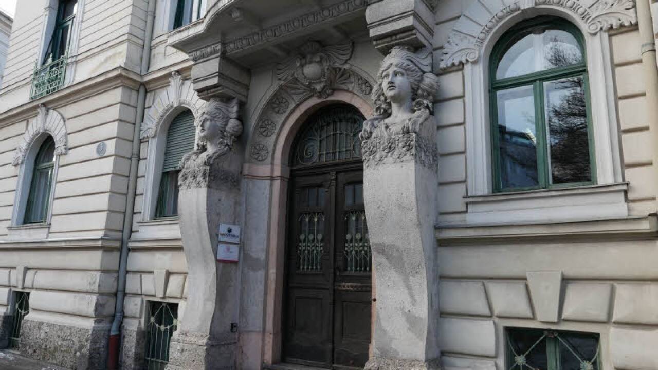 Zwei Frauenbüsten zieren das Portal eines Ceconi-Hauses im Salzburger Andräviertel.  
