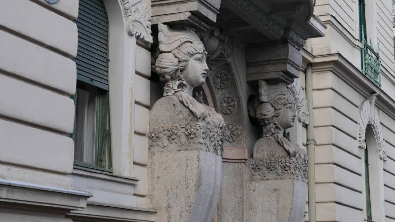 Zwei Frauenbüsten zieren das Portal eines Ceconi-Hauses im Salzburger Andräviertel.  