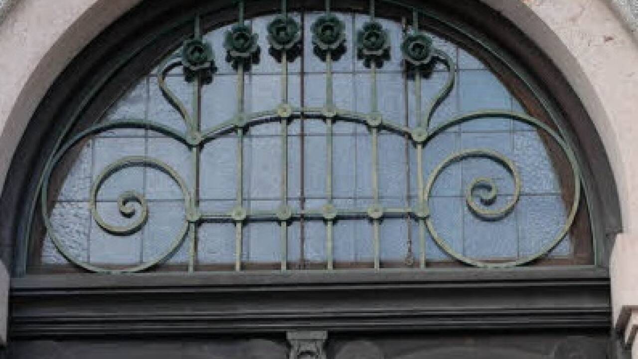 Kunstvolles Gitter auf den Türfenstern. 