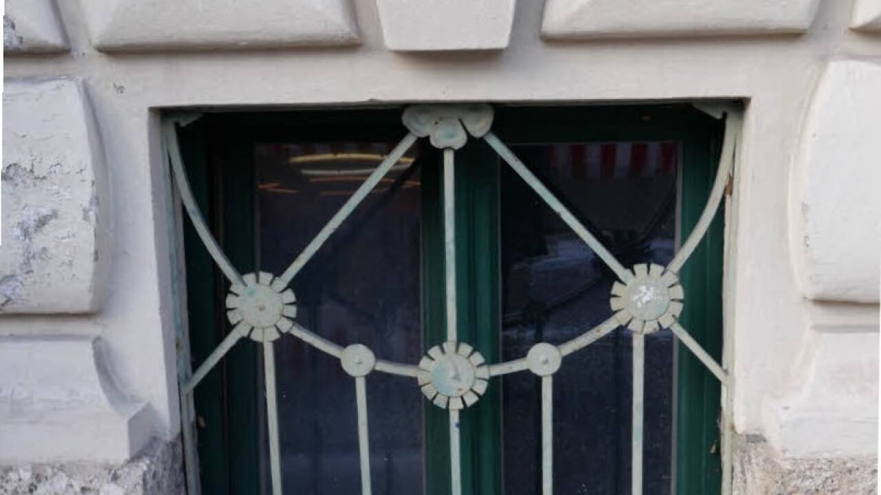 Stilisierte Blumen wachsen auch auf den Fenstergittern.  