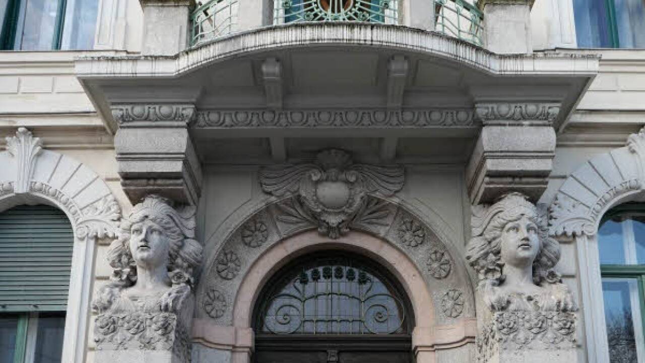 Die Fassade ist farblich abgestuft.  