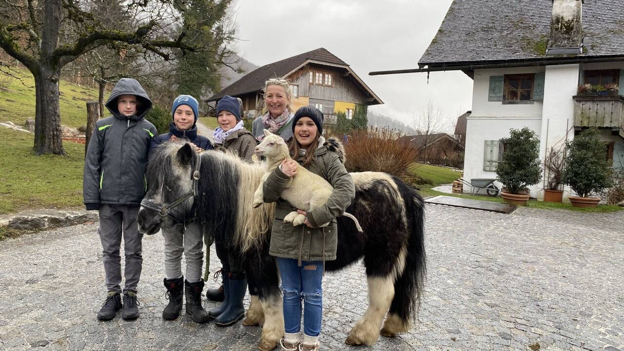 Die Schüler (im Bild mit Schulleiterin Manuela Radauer) kümmern sich bei jedem Wetter um die vielen Tiere auf dem Gelände der Privatschule „Tiere hautnah“. Susanna Berger 