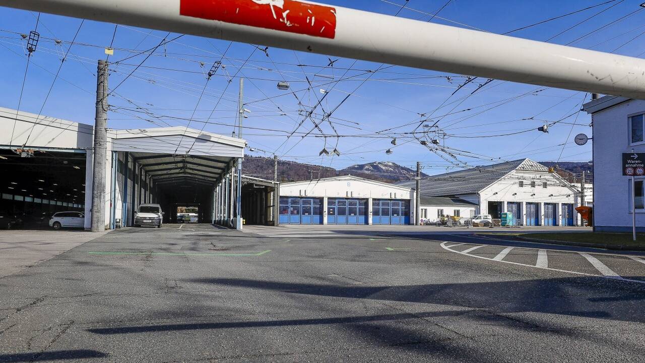 Die Obus-Remise in der Alpenstraße: Das Grundstück ist 15 Millionen Euro wert. Doch die Busgaragen bleiben dort. Der Plan eines Neubaus in Liefering wurde 2019 verworfen. Die Obus-Remise in der Alpenstraße: Das Grundstück ist 15 Millionen Euro wert. Doch die Busgaragen bleiben dort. Der Plan eines Neubaus in Liefering wurde 2019 verworfen.